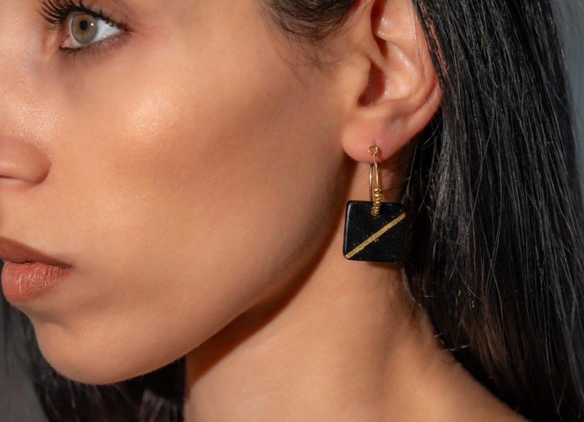 mARTable Silver Crafted Line – Μαύρα Τετράγωνα Μαρμάρινα Σκουλαρίκια με Επιχρυσωμένο Κρίκο 925