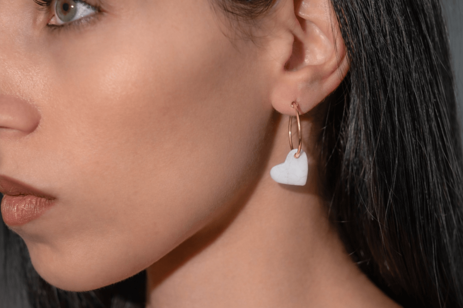 Σκουλαρίκια Καρδιά από Λευκό Μάρμαρο Θάσου με Επίχρυσους Κρίκους | mARTable