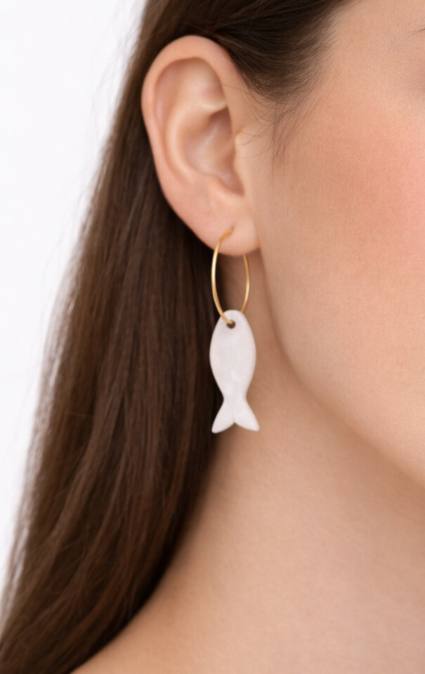 Σκουλαρίκια Ψαράκι από Λευκό Μάρμαρο Θάσου με Επιχρυσωμένο Κρίκο | mARTable