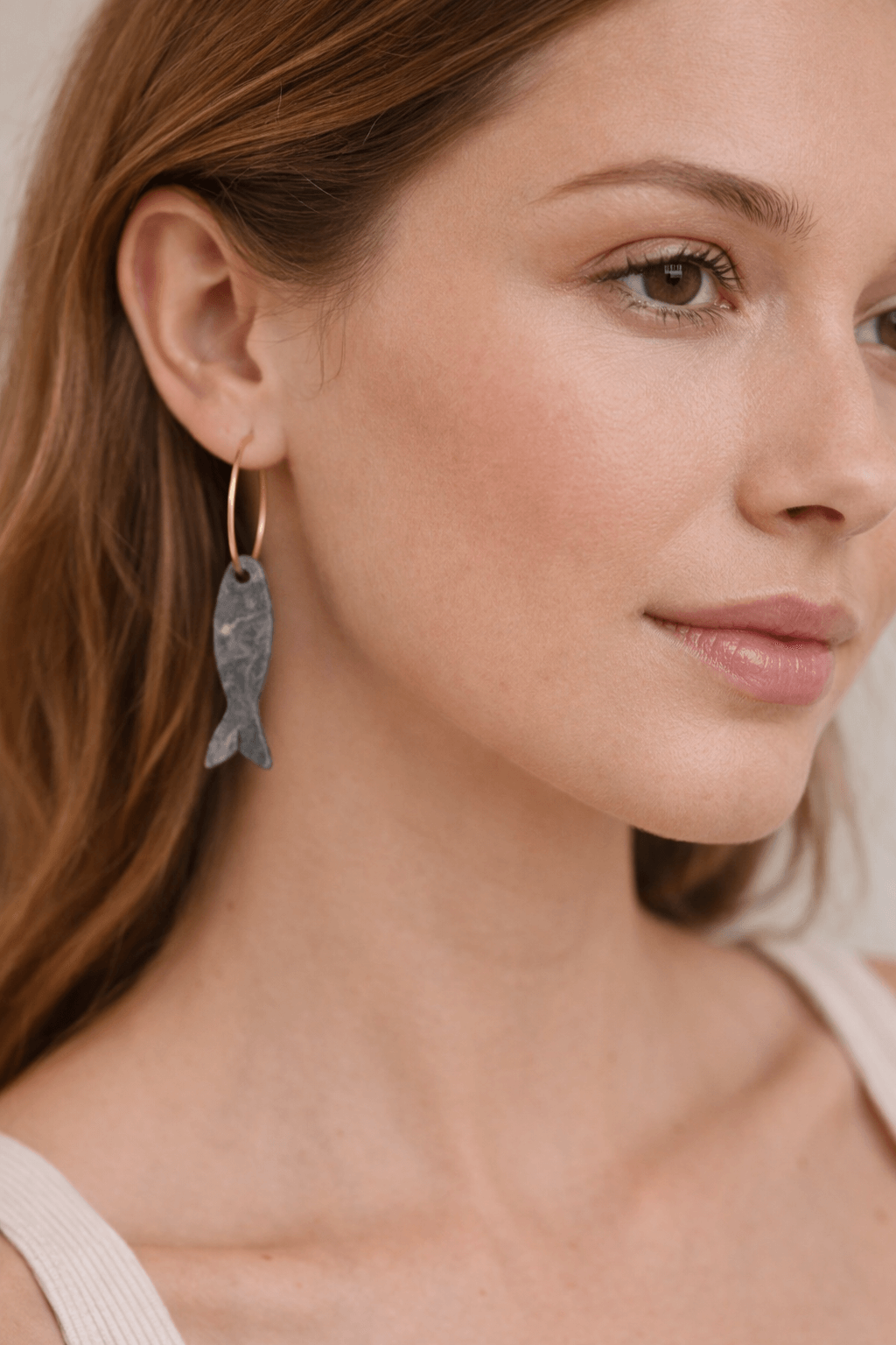 Σκουλαρίκια Ψαράκια από Γκρι Μάρμαρο Κρήτης με Επιχρυσωμένους Κρίκους 925