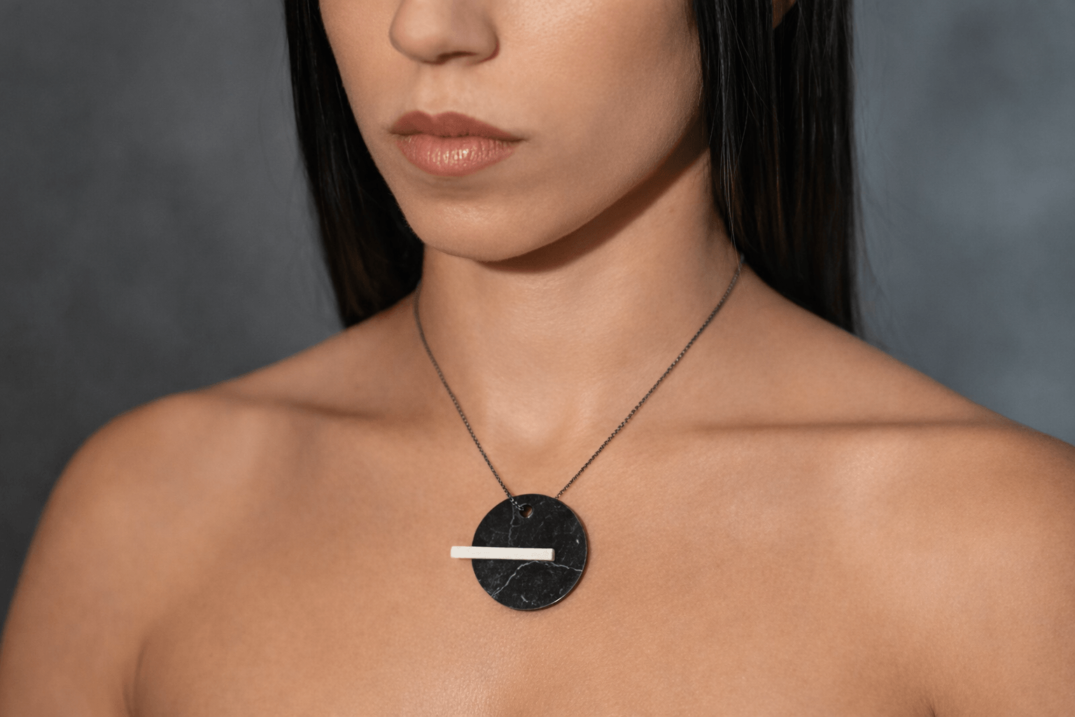 Κολιέ Duo από Μαύρο & Λευκό Μάρμαρο – Wearable Marble Sculpture